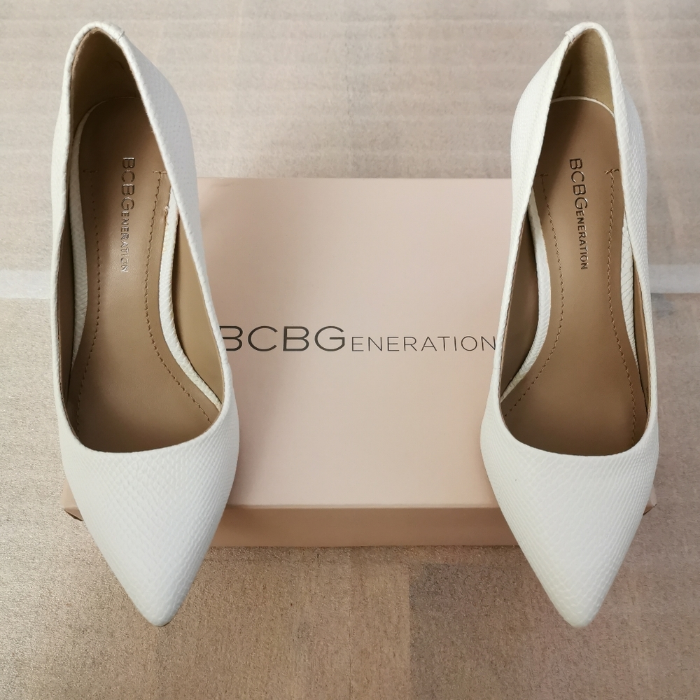NEW BCBG White Pumps Size 6W